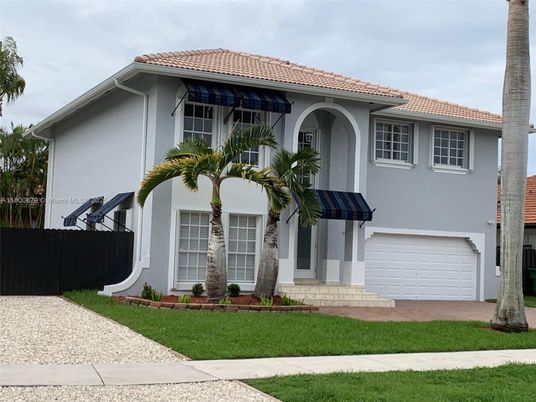Attached, Exterior, Facade, Mediterranean