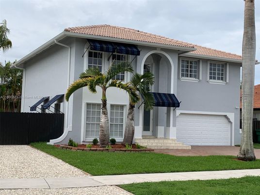 Attached, Exterior, Facade, Mediterranean
