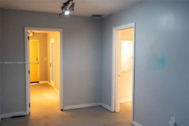 Empty room, Interior