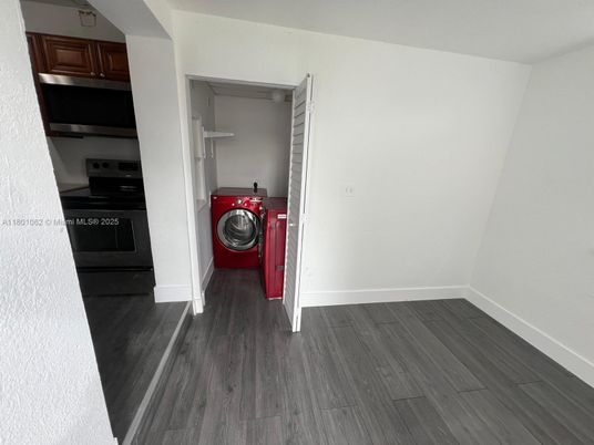 Interior, Utility Closets, Washer, Wood Texture Flooring