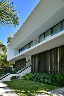 Exterior, Facade, Modern
