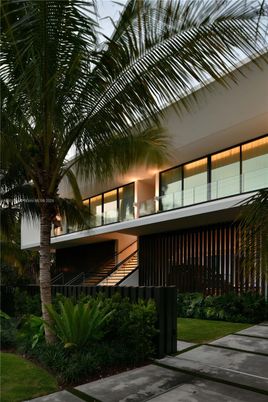 Exterior, Facade, Modern