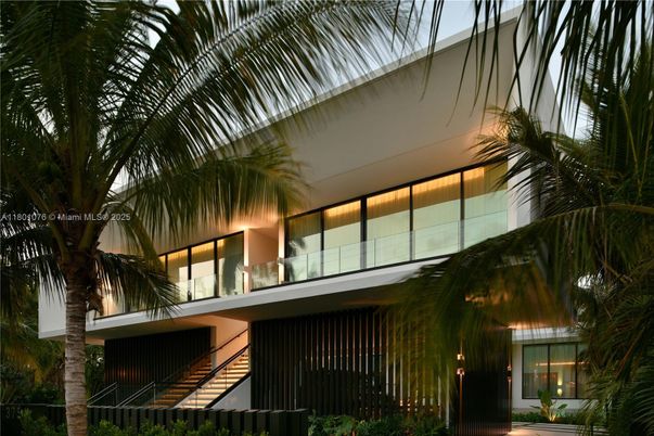 Exterior, Facade, Modern