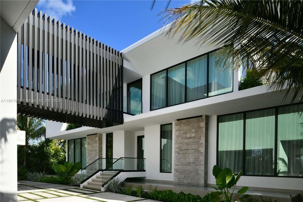 Exterior, Facade, Modern