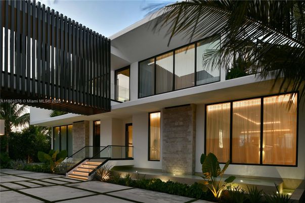 Exterior, Facade, Modern