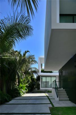 Exterior, Facade, Modern
