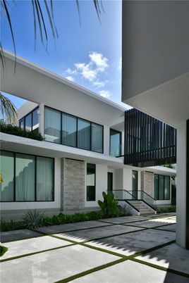 Exterior, Facade, Modern