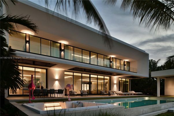 Exterior, Facade, Pool, Modern