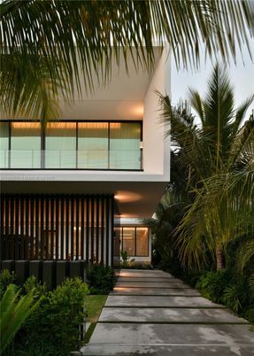Exterior, Facade, Modern