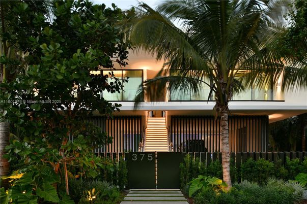 Exterior, Facade, Modern
