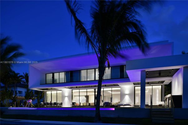 Exterior, Facade, Modern