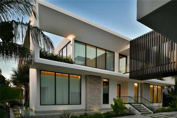 Exterior, Facade, Modern