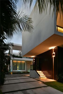 Exterior, Facade, Modern