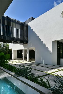 Exterior, Facade, Pool, Modern