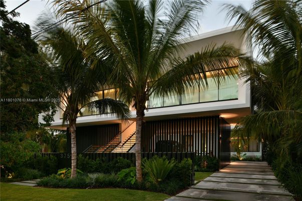 Backyard, Exterior, Facade, Modern