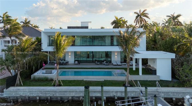 Exterior, Facade, Pool, Modern