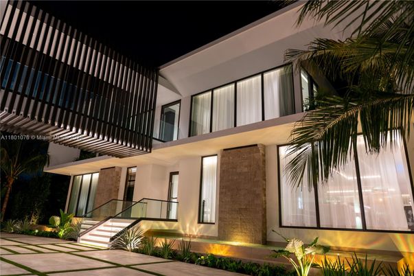 Exterior, Facade, Modern