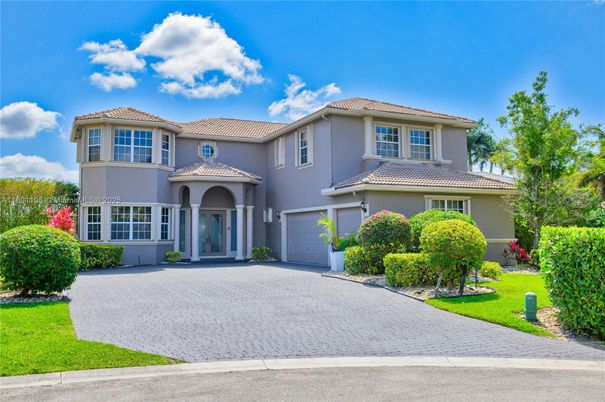 Attached, Exterior, Facade, Mediterranean