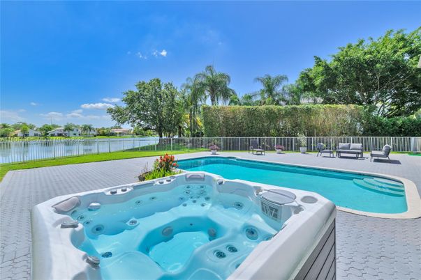 Exterior, Hot Tub, Pool, Water