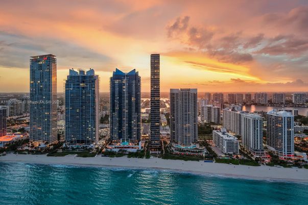 Exterior, Pool, Skyline