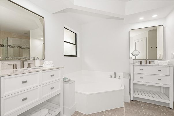 Bathroom, Dual Sink Vanities, Interior, Recessed Lighting
