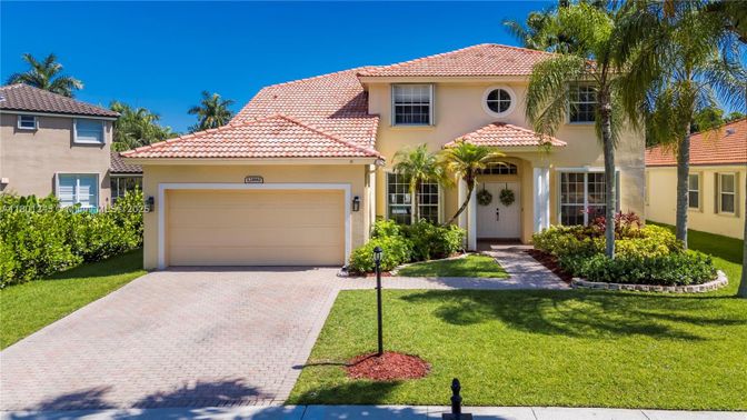 Attached, Exterior, Facade, Mediterranean