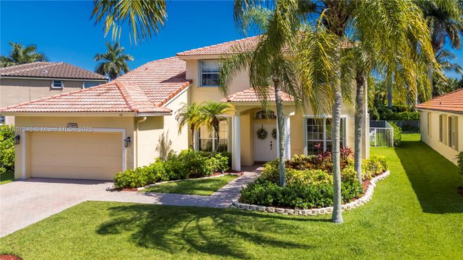 Attached, Exterior, Facade, Mediterranean