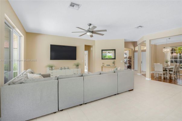 Chandelier, Dining room, Interior, Living room