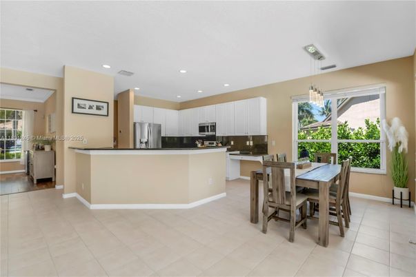 Chandelier, Dining room, Interior, Kitchen, Pendant Lights, Recessed Lighting, Stainless Steel Appliances