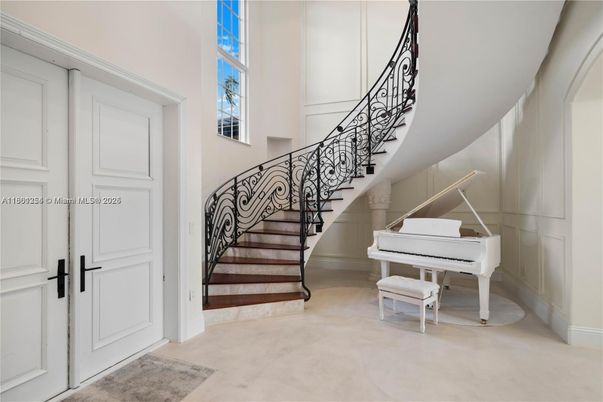 Interior, Piano
