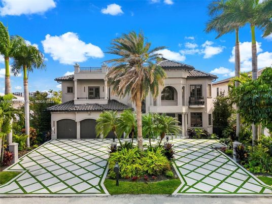 Attached, Exterior, Facade, Mediterranean