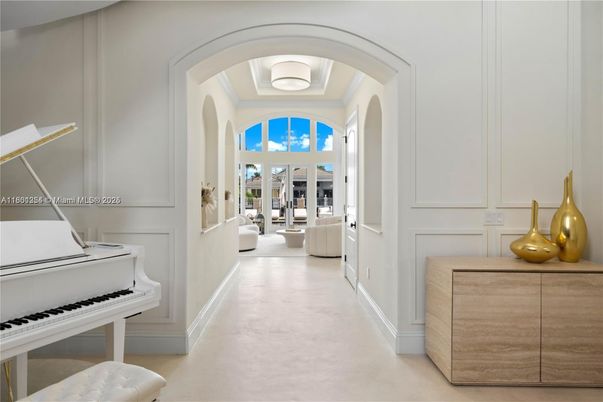 Interior, Piano