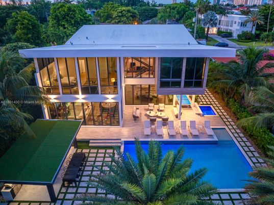 Exterior, Facade, Pool, Modern