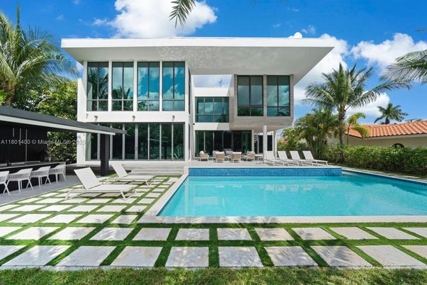 Exterior, Facade, Pool, Modern
