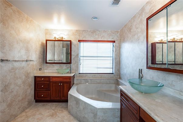 Bathroom, Dual Sink Vanities, Interior, Recessed Lighting