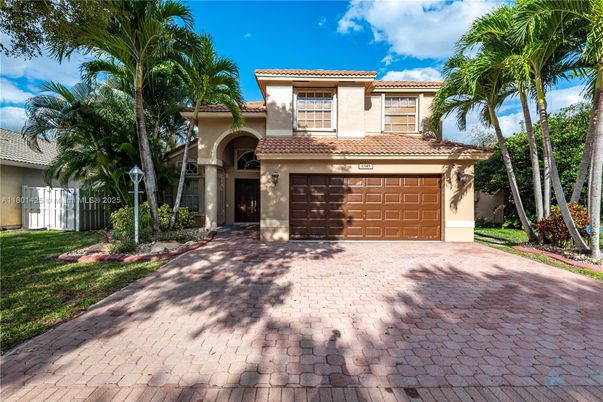 Attached, Exterior, Facade, Mediterranean