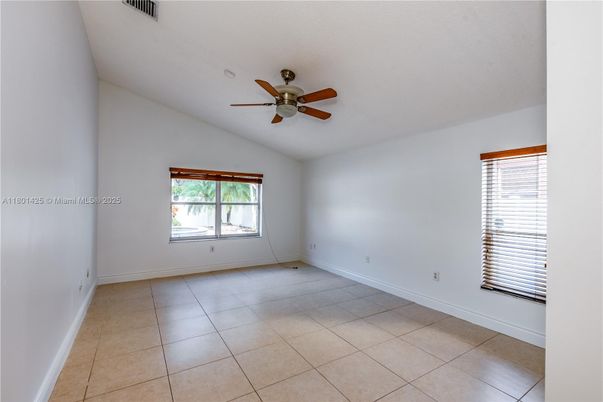 Empty room, Interior