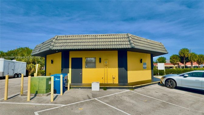 Exterior, Facade, None