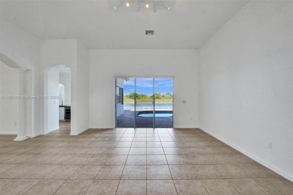 Empty room, Interior