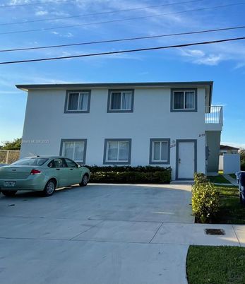Exterior, Facade, Raised Ranch