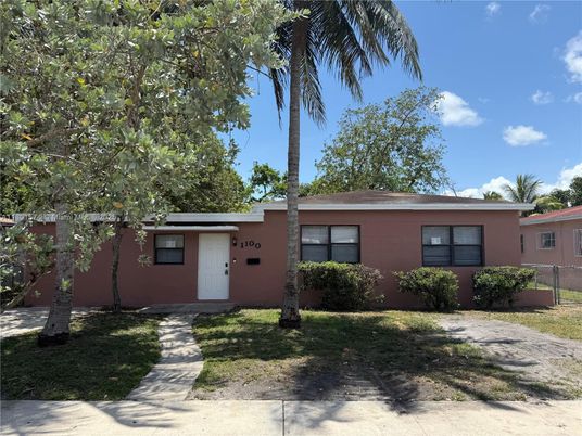 Exterior, Facade, Ranch