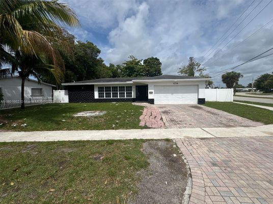 Attached, Exterior, Facade, Ranch