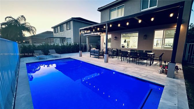 Exterior, Pool