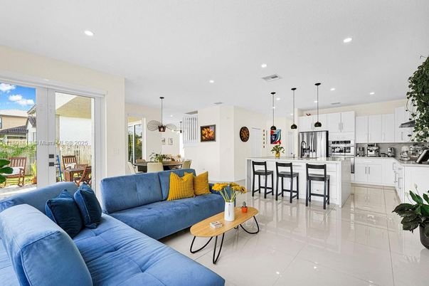 Dining room, Interior, Kitchen, Living room, Pendant Lights, Recessed Lighting, Stainless Steel Appliances