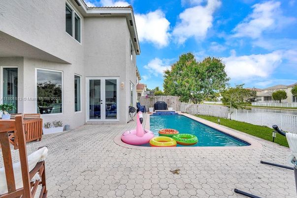 Exterior, Pool, Water