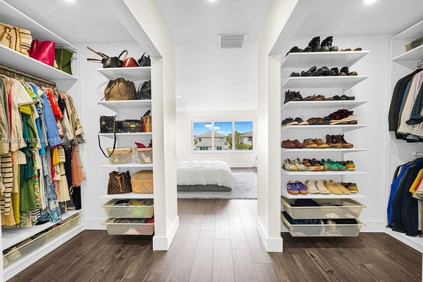 Bedroom, Interior, Recessed Lighting, Walk-in Closets, Wood Texture Flooring