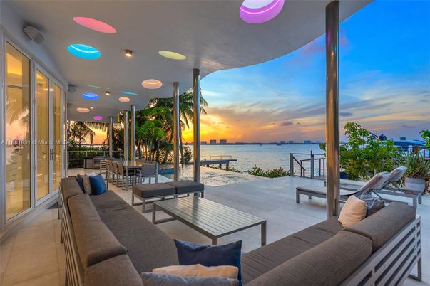 Exterior, Living room, Recessed Lighting, Water