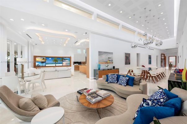 Dining room, Interior, Living room, Pendant Lights, Recessed Lighting, Water