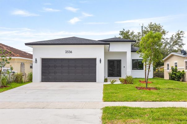 Attached, Exterior, Facade, Modern