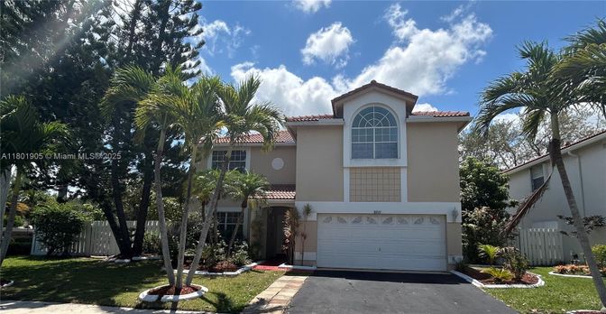 Attached, Exterior, Facade, Mediterranean